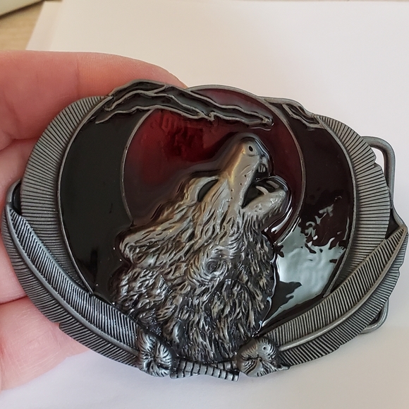 New wolf howling at moon feathers belt buckle - Picture 2 of 8